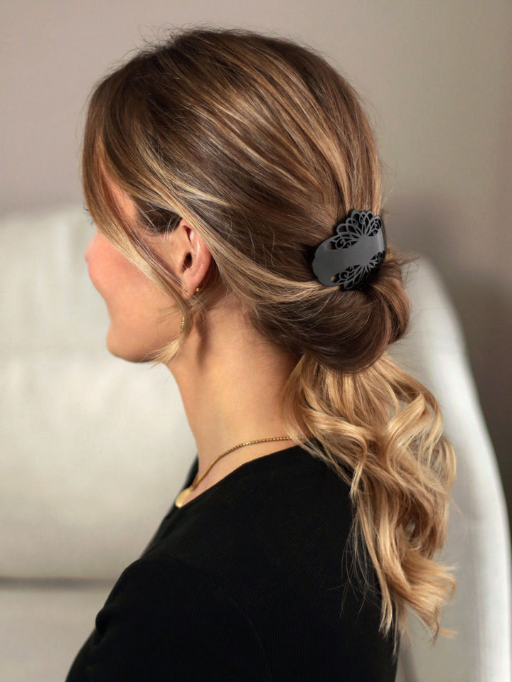 Frisur mit mittelgroßer, schwarzer Haarspange mit Arabeske