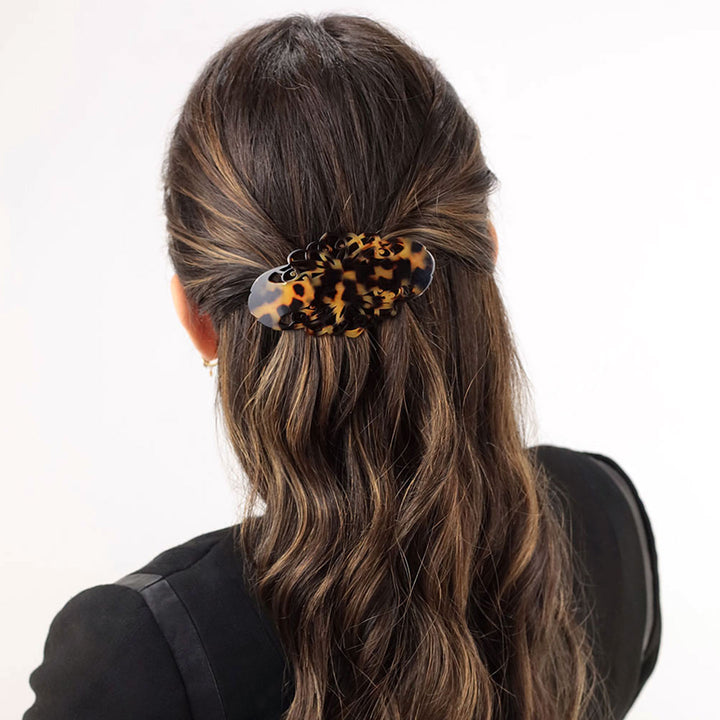 Halboffene Frisur mit mittelgroßer Haarspange Paris mit Arabeske