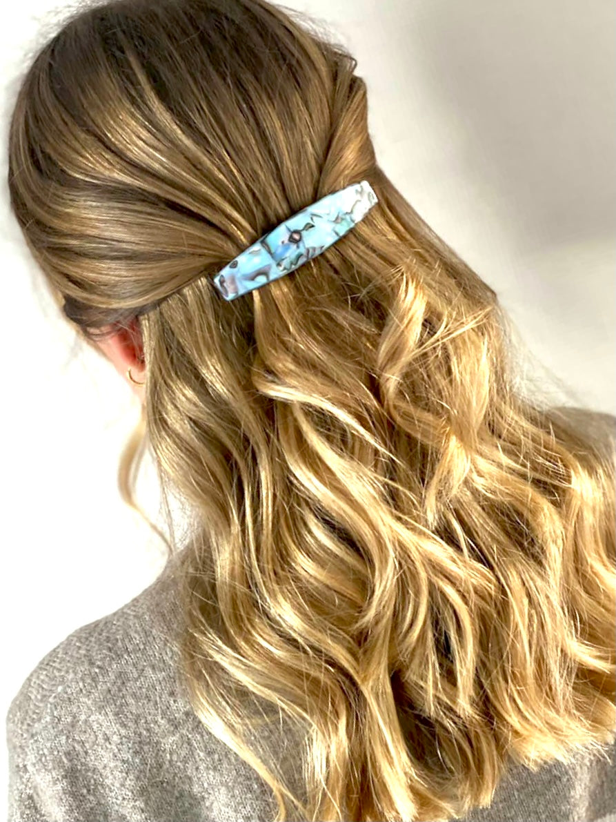 Halboffene Frisur mit mittelgroßer, elliptischer Haarspange Cancún