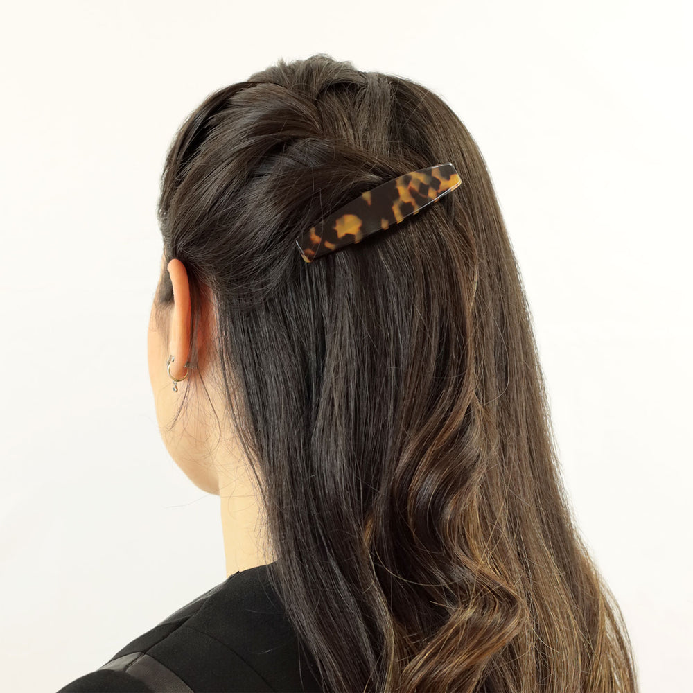 Halboffene Frisur mit mittelgroßer, elliptischer Haarspange Paris