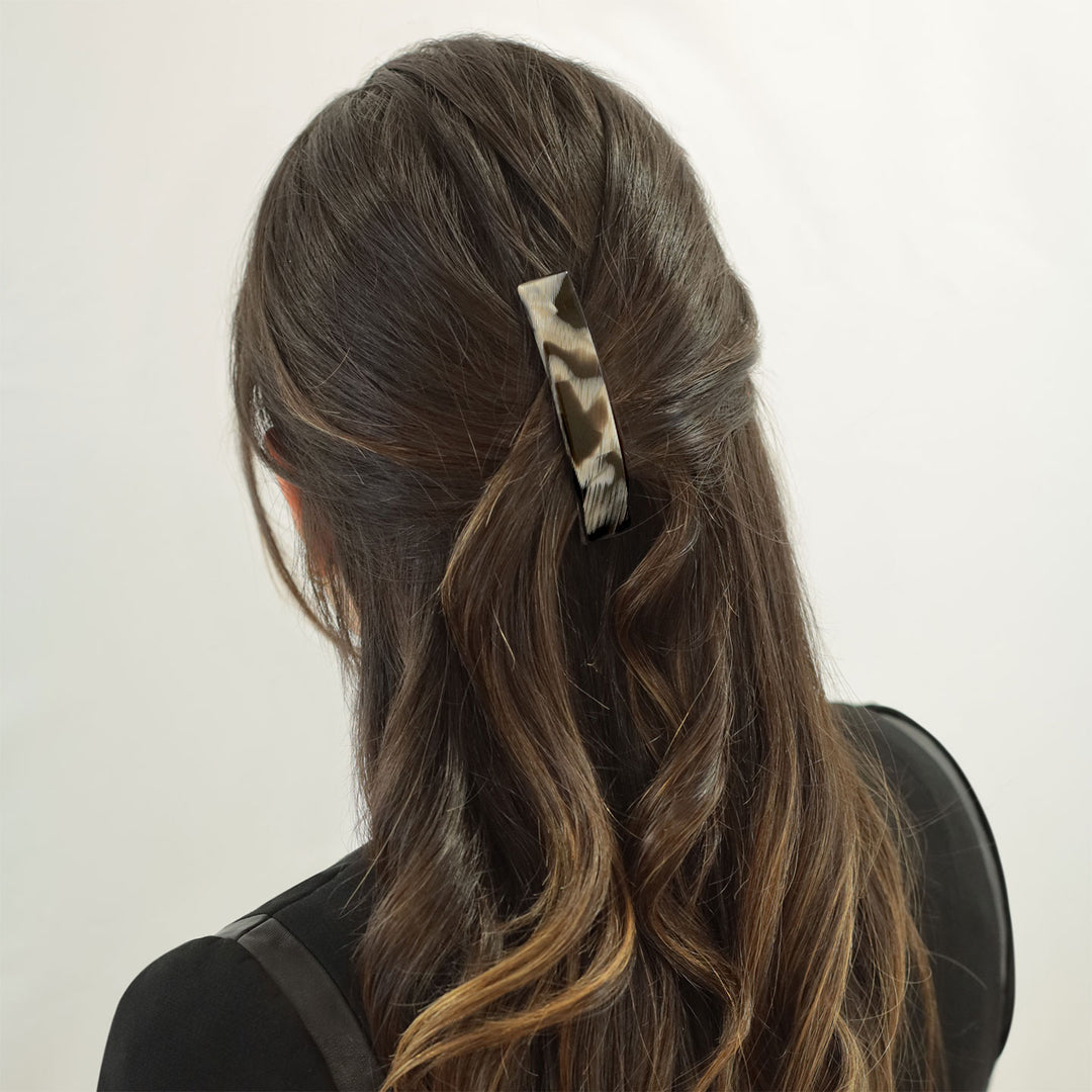 Halboffene Frisur mit mittelgroßer Haarspange Bologna