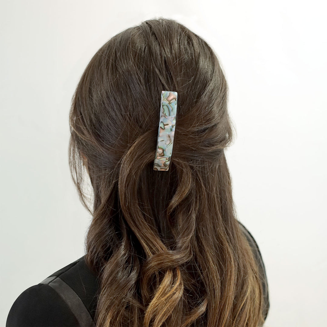 Halboffene Frisur mit mittelgroßer Haarspange Cancún