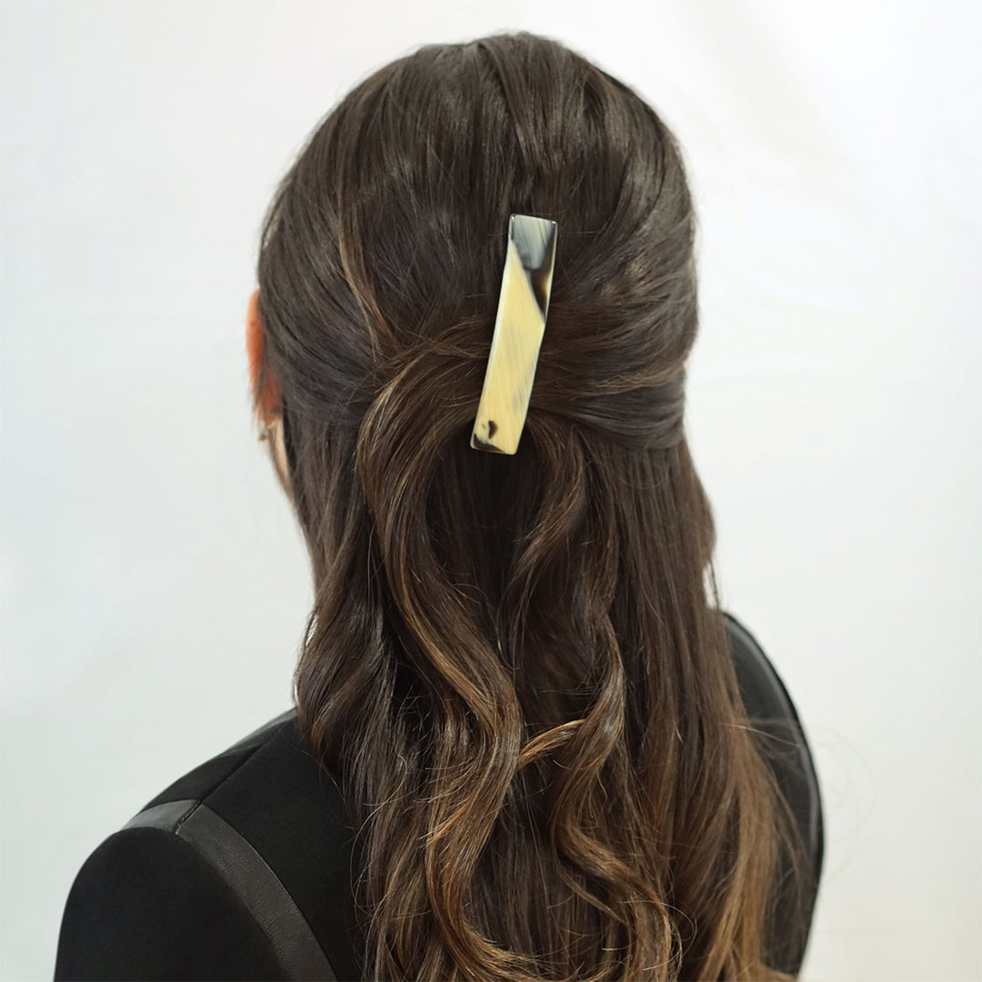 Halboffene Frisur mit mittelgroßer Haarspange Dublin