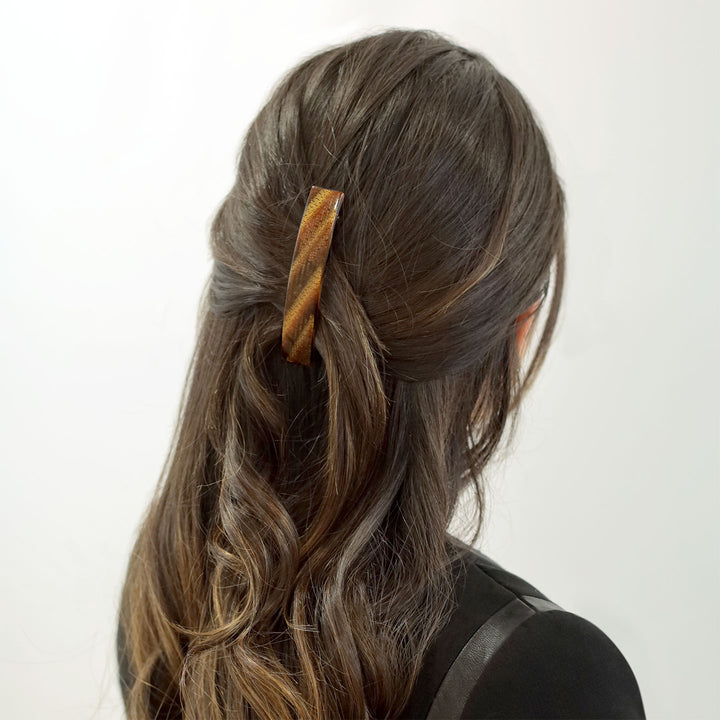 Halboffene Frisur mit mittelgroßer Haarspange Moskau