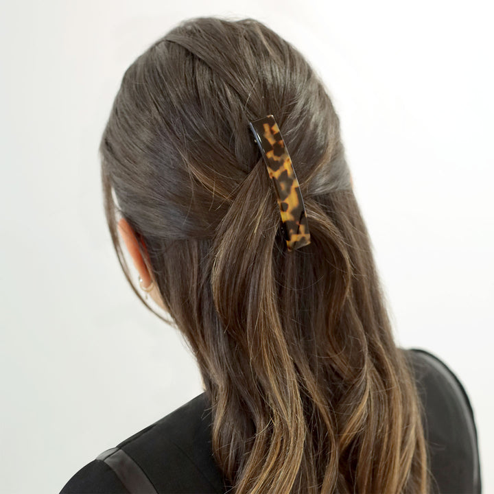 Halboffene Frisur mit mittelgroßer Haarspange Paris