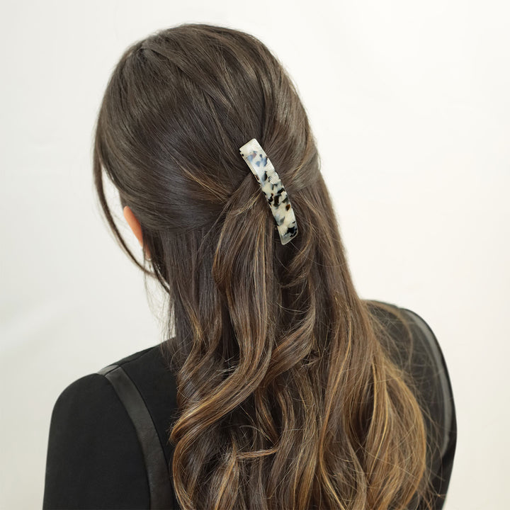 Halboffene Frisur mit mittelgroßer Haarspange Reykjavik