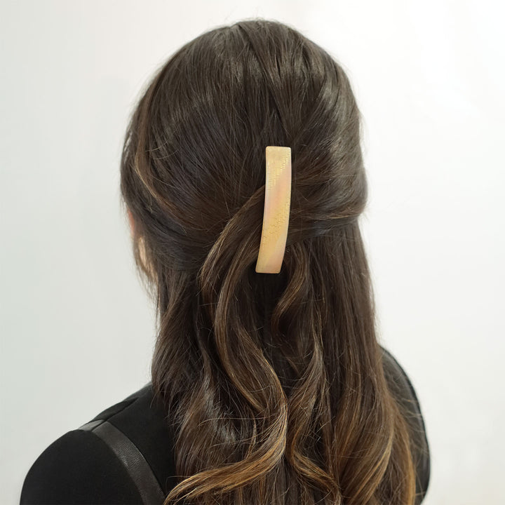 Halboffene Frisur mit mittelgroßer Haarspange Verona