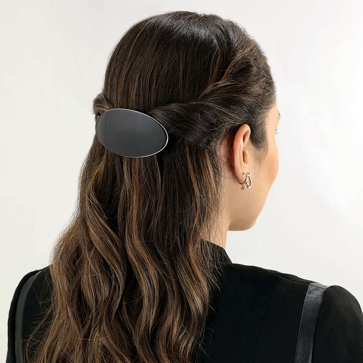 Halboffene Frisur mit mittelgroßer, schwarzer, ovaler Haarspange New York