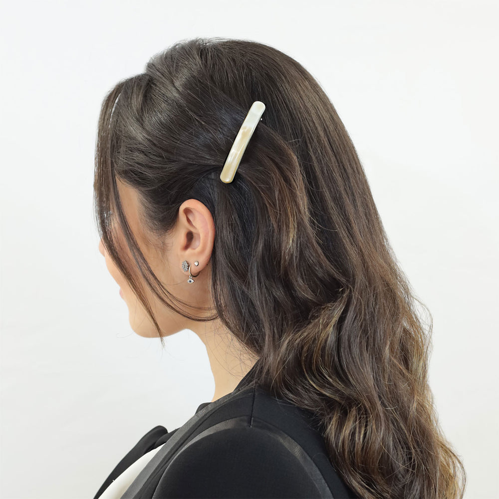 Frisur mit kleiner Haarspange Recife