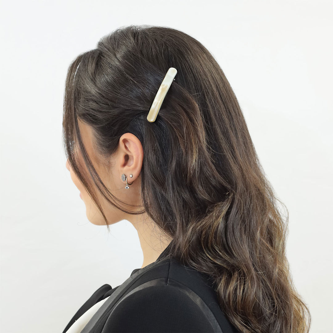 Frisur mit kleiner Haarspange Recife