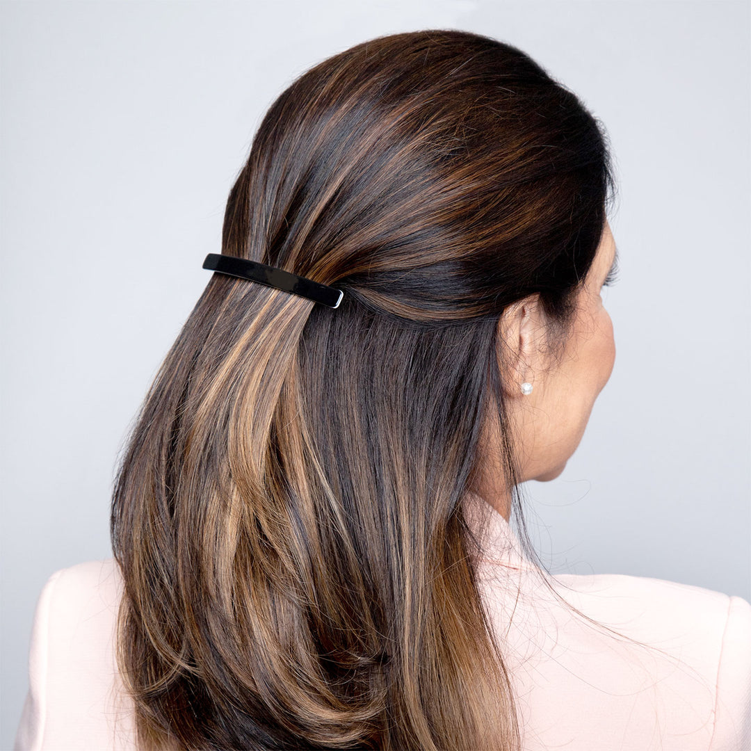 Halboffene Frisur mit langer, schwarzer Haarspange New York