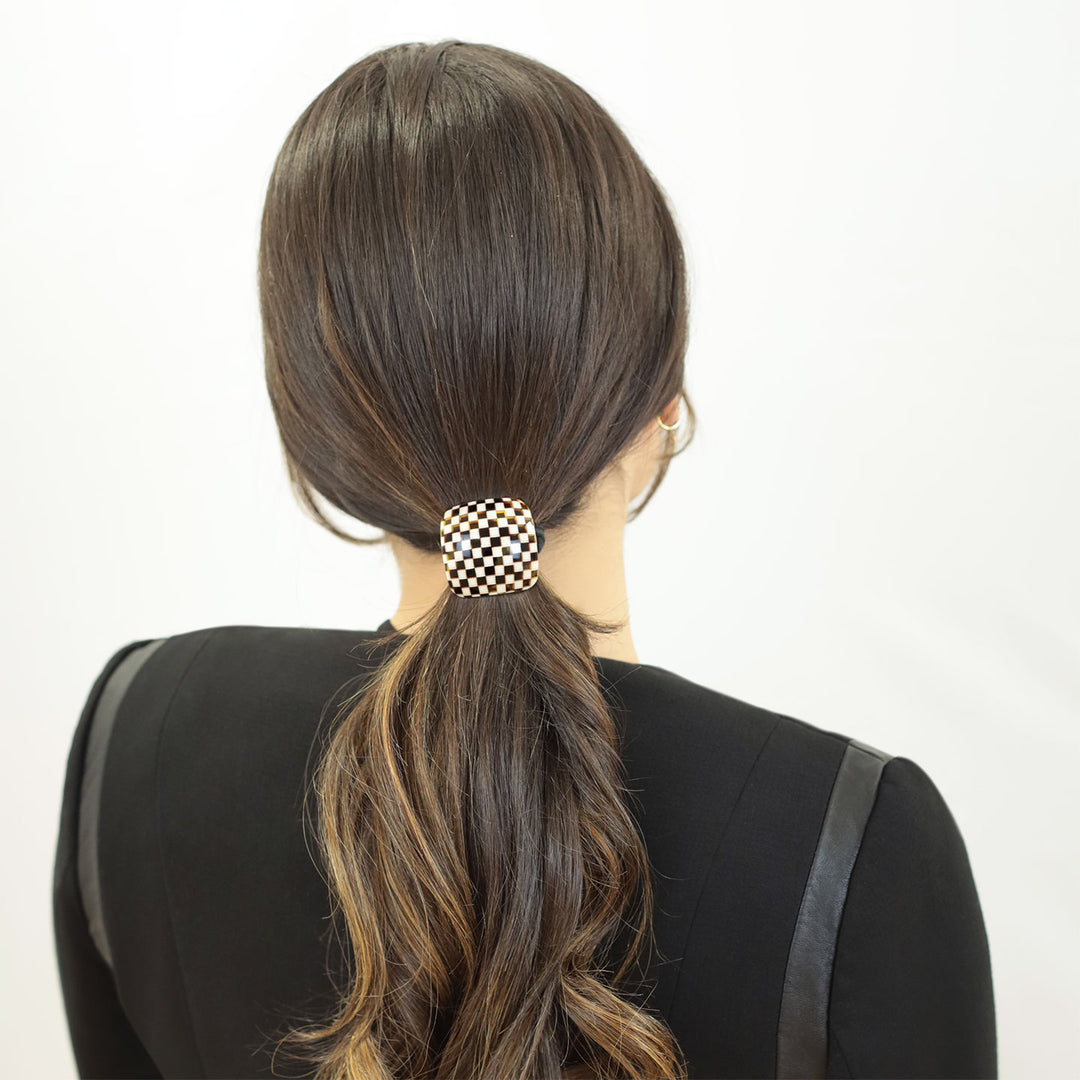 Zopf mit quadritischen Haargummi Lissabon