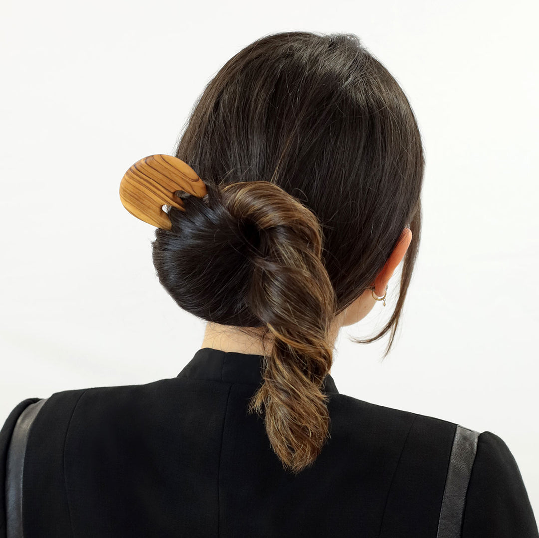 Hochsteckfrisur mit Haarforke Trio Mayjor aus Olivenholz