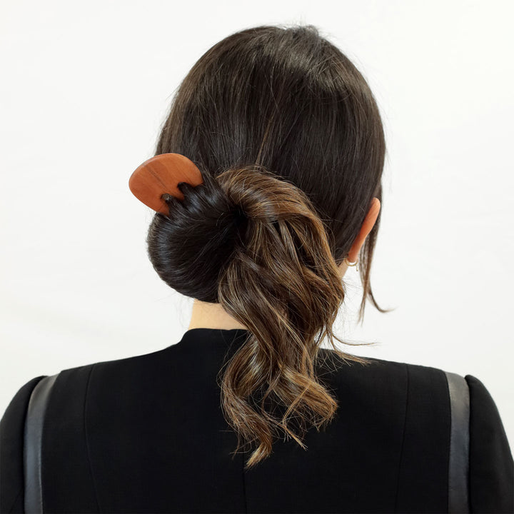 Hochsteckfrisur mit Haarforke Trio Major aus Eukalyptusholz