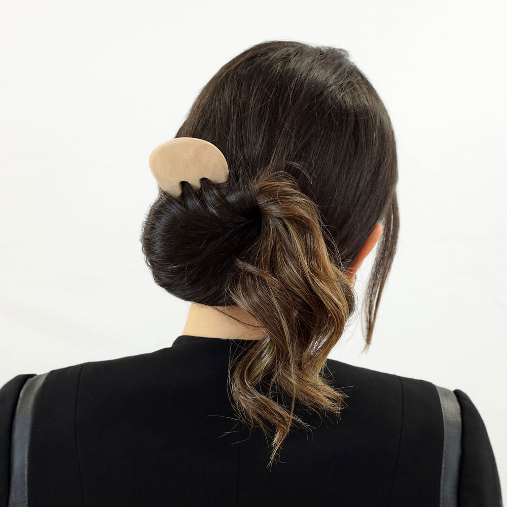 Hochsteckfrisur mit Haarforke Trio Major aus Platanusholz