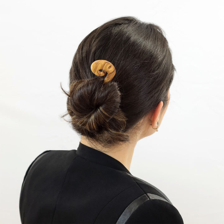 Handgefertigte Haarnadel Espiral aus Olivenholz, ideal für Hochsteckfrisuren mit stilvollem Abschluss