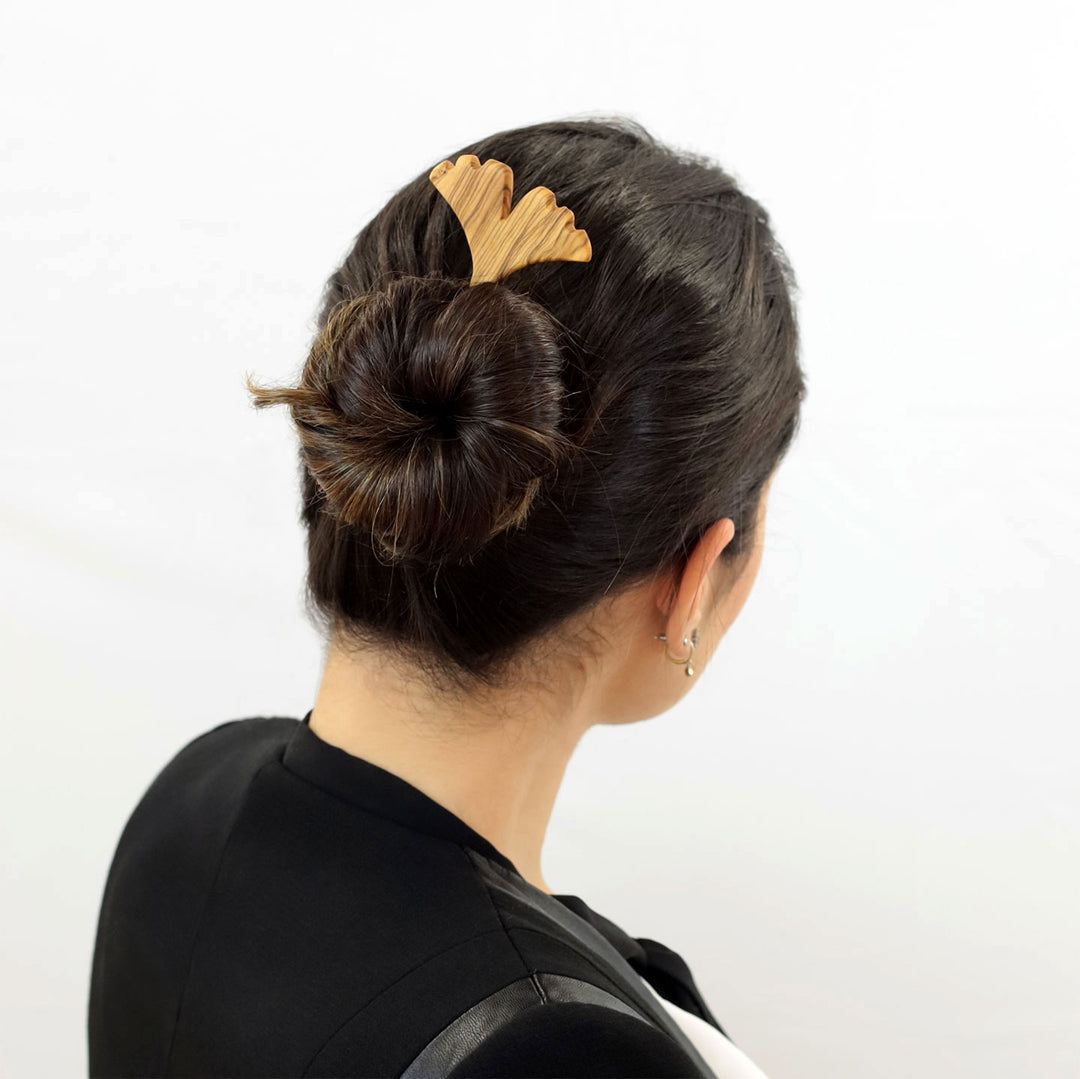 Hochsteckfrisur mit einer Haarnadel aus Olivenholz