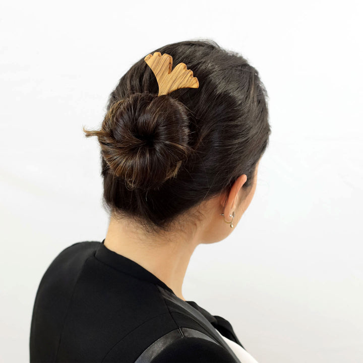 Hochsteckfrisur mit einer Haarnadel aus Olivenholz