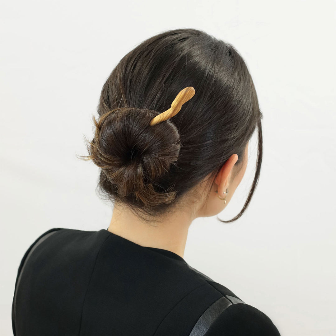 Große Haarnadel Serpente aus nachhaltigem Olivenholz – ideal für elegante Hochsteckfrisuren