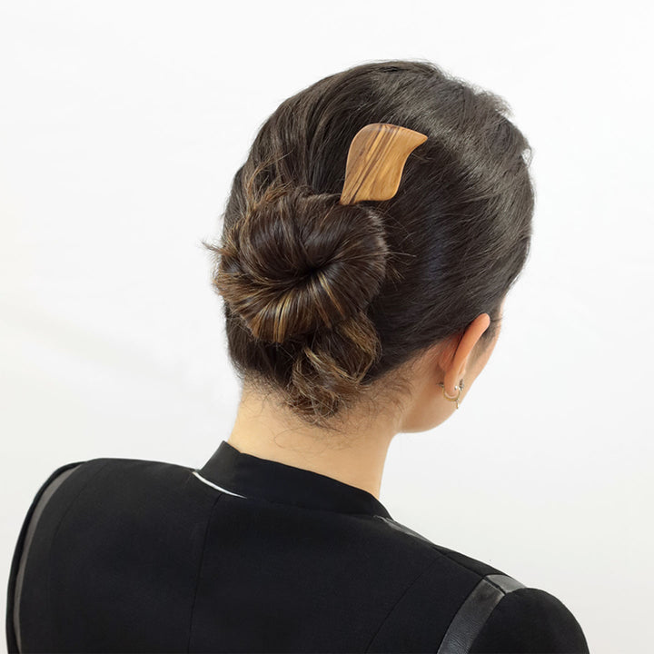 Elegantes Haaraccessoire: Haarnadel Blatt aus Olivenholz, ideal für mittellanges bis langes Haar