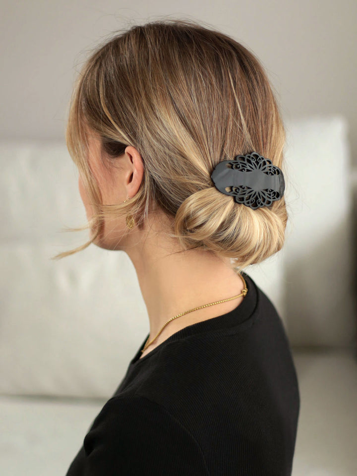 Hochsteckfrisur mit mittelgroßer, schwarzer Haarspange mit Arabeske