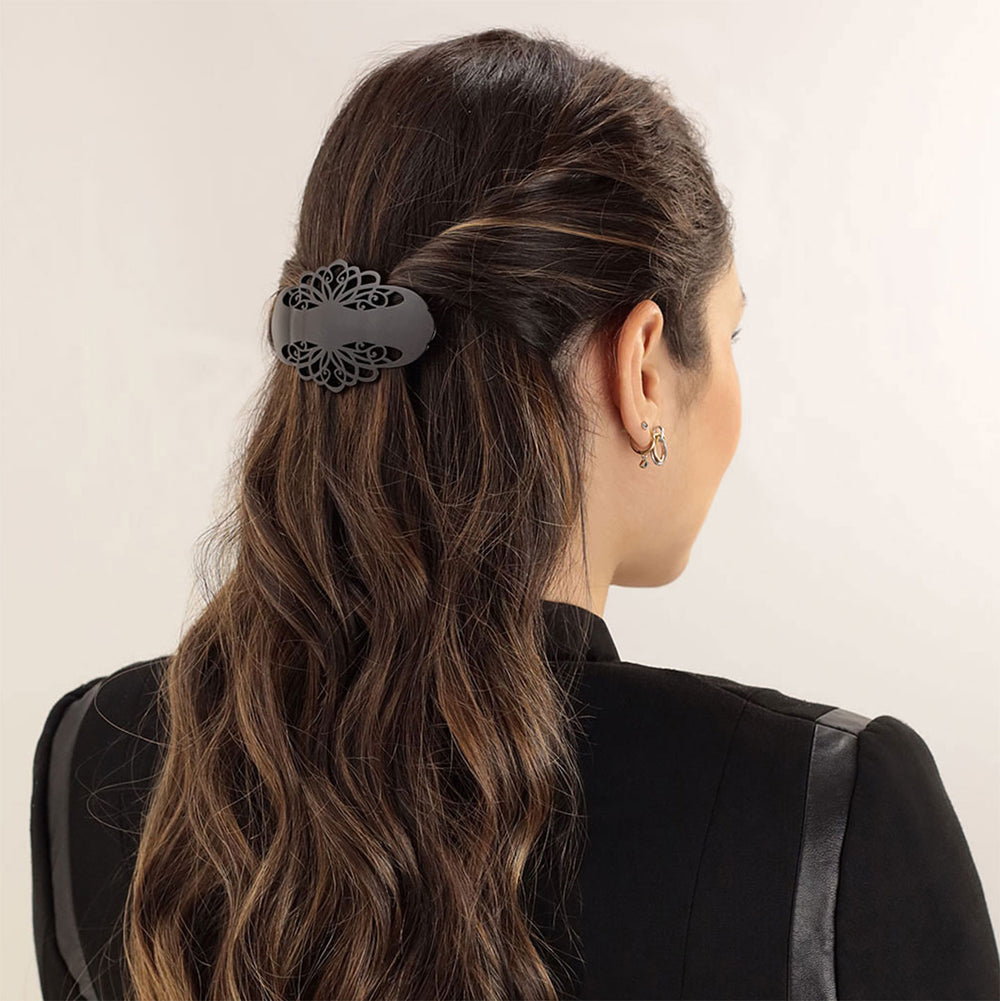 Halboffene Frisur mit mittelgroßer, schwarzer Haarspange London mit Arabeske
