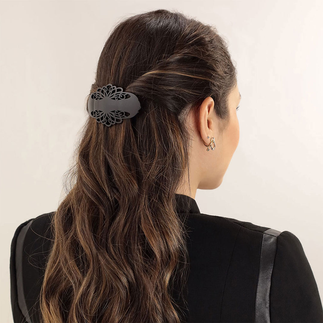 Halboffene Frisur mit mittelgroßer, schwarzer Haarspange London mit Arabeske