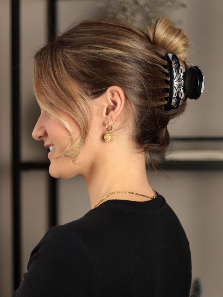 Hochsteckfrisur mit großer, schwarzer Haarklammer London mit Arabeske