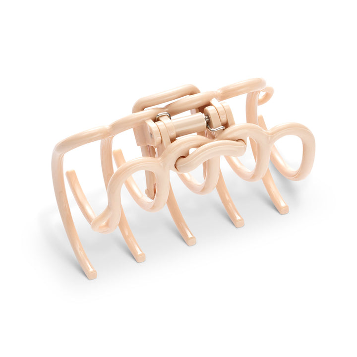 Detailansicht der biegsamen Zähne und glatten Oberfläche der Haarklammer in Nude-Farbton