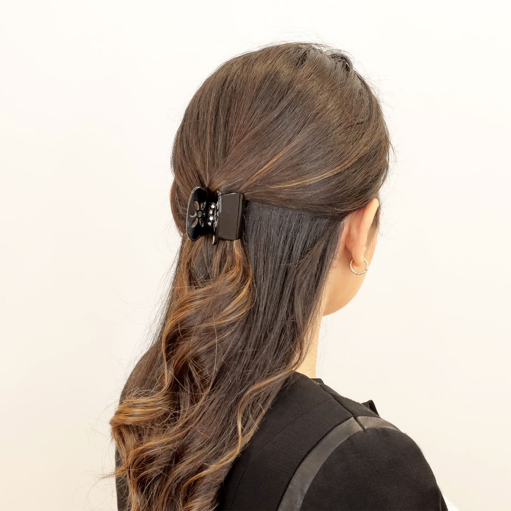 Halboffene Frisur mit mittelgroßer, blumiger, schwarzer Haarklammer Strass London mit patentiertem Gummizug