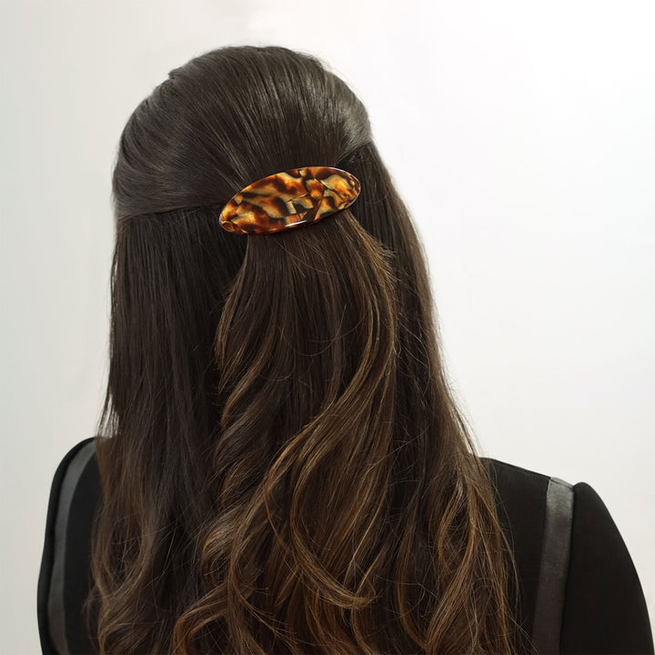 Halboffene Frisur mit mittelgroßer, ovaler Haarspange Granada