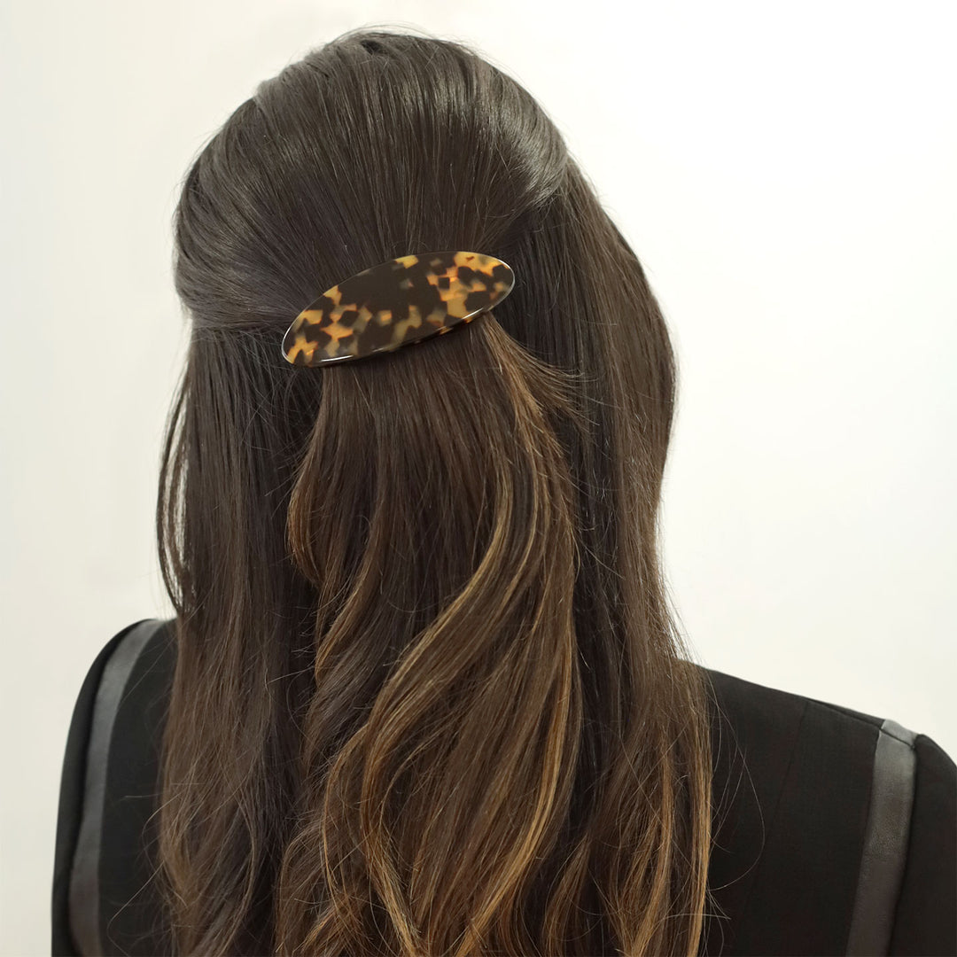Halboffene Frisur mit mittelgroßer, ovaler Haarspange Paris
