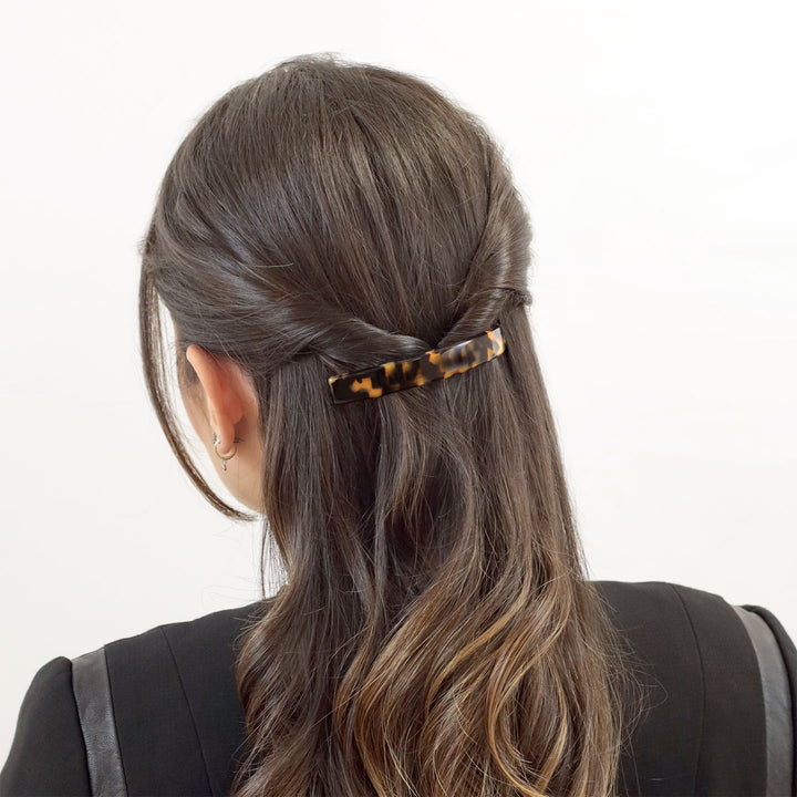 Halboffene Frisur mit mittelgroßer, schmaler Haarspange Paris