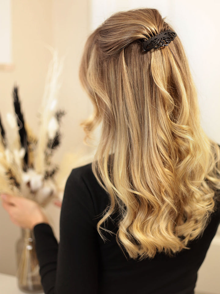 Halboffene Frisur mit mittelgroßem, schwarzem Haarkamm London mit Arabeske