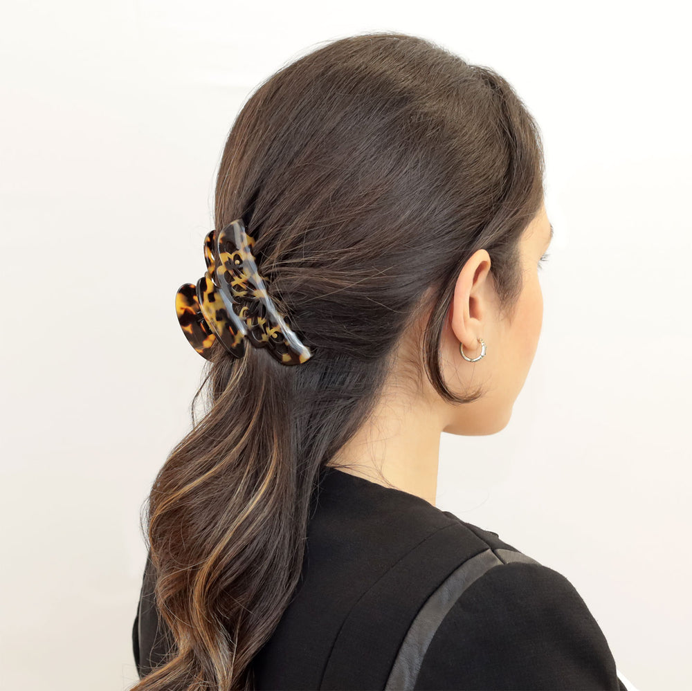 Halboffene Frisur mit großer Haarklammer Paris mit Arabeske