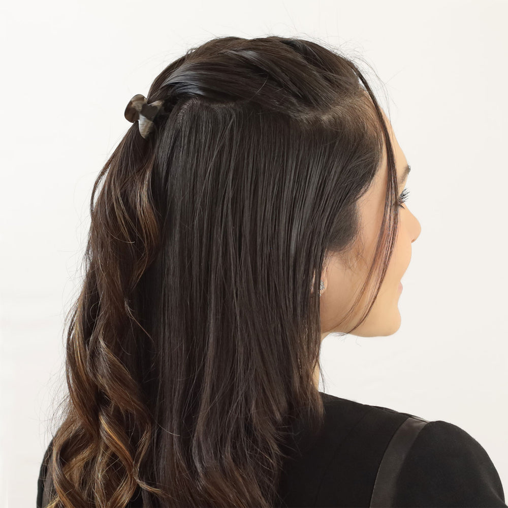 Halboffene Frisur mit kleiner Haarklammer Bologna