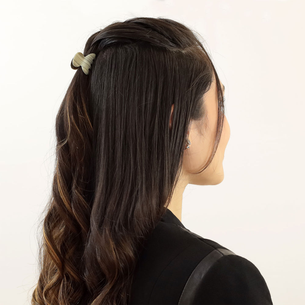 Halboffene Frisur mit kleiner Haarklammer Dublin