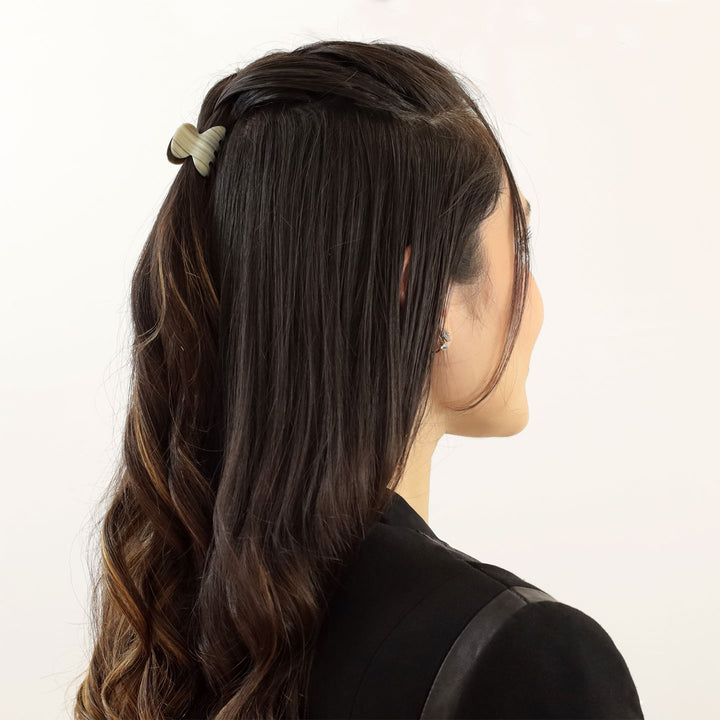 Halboffene Frisur mit kleiner Haarklammer Dublin