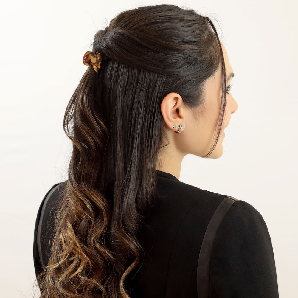 Halboffene Frisur mit kleiner Haarklammer Granada