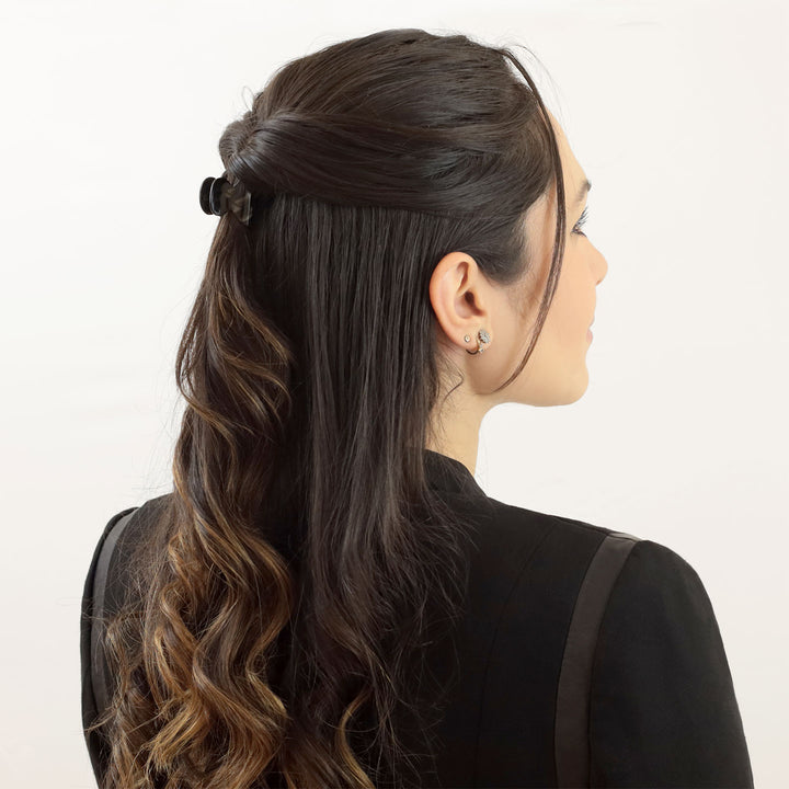 Halboffene Frisur mit kleiner Haarklammer Mailand