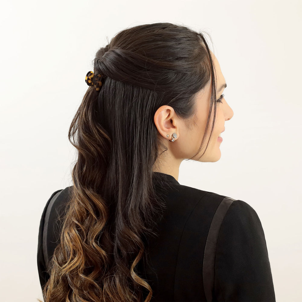 Halboffene Frisur mit kleiner Haarklammer Paris