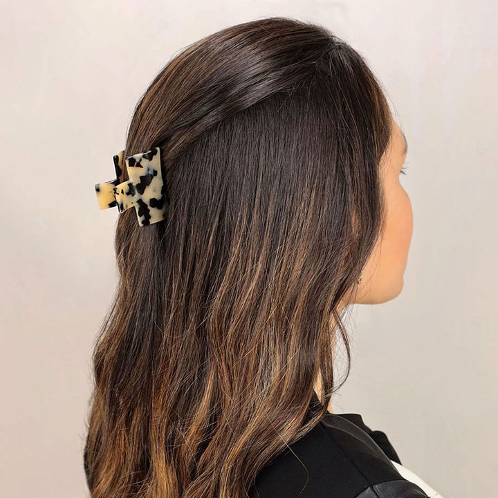 Halboffene Frisur mit kleiner, rechteckiger Haarklammer Lausanne