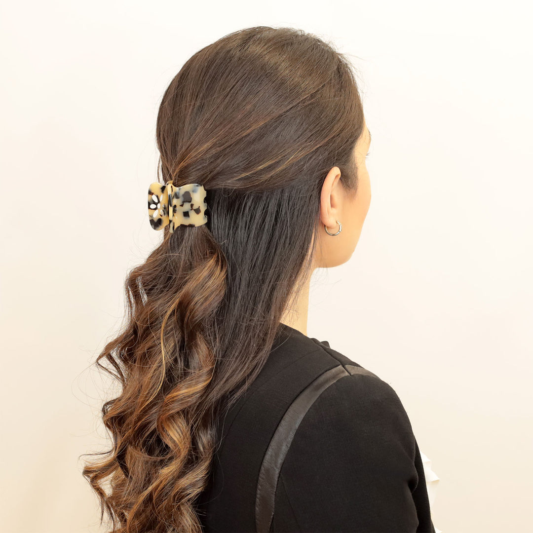 Halboffene Frisur mit mittelgroßer, blumiger Haarklammer Lausanne mit patentiertem Gummizug