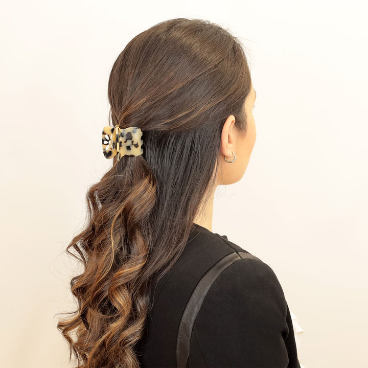 Halboffene Frisur mit mittelgroßer, blumiger Haarklammer Lausanne mit patentiertem Gummizug