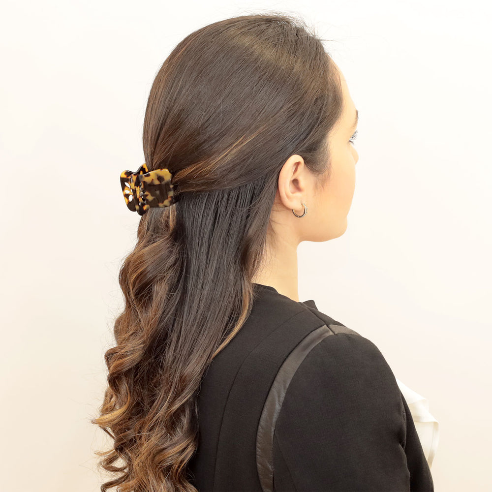 Halboffene Frisur mit mittelgroßer, blumiger Haarklammer Paris mit patentiertem Gummizug