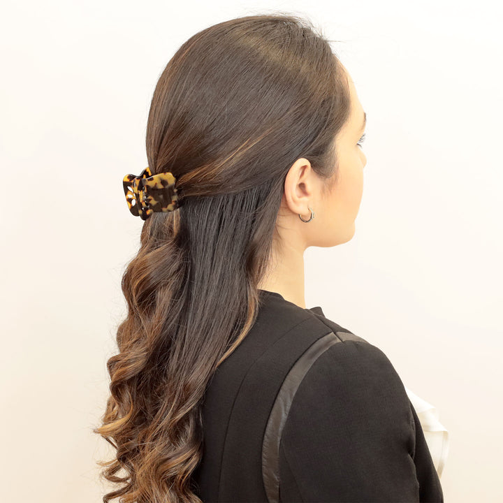 Halboffene Frisur mit mittelgroßer, blumiger Haarklammer Paris mit patentiertem Gummizug