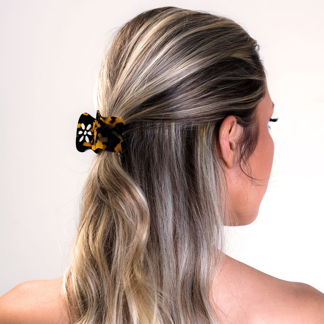 Halboffene Frisur mit mittelgroßer, blumiger Haarklammer Paris mit patentiertem Gummizug