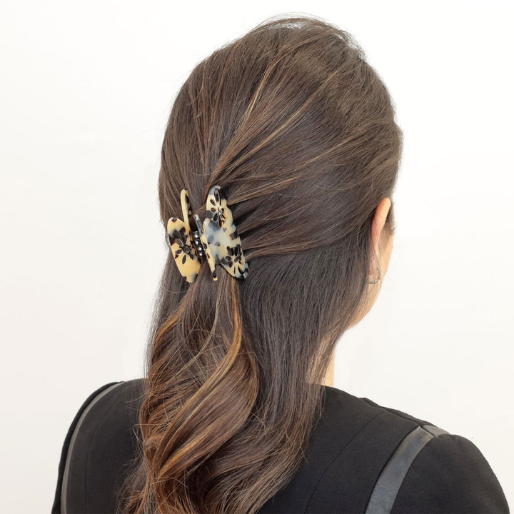 Halboffene Frisur mit mittelgroßer, blumiger Haarklammer Strass Lausanne mit patentiertem Gummizug