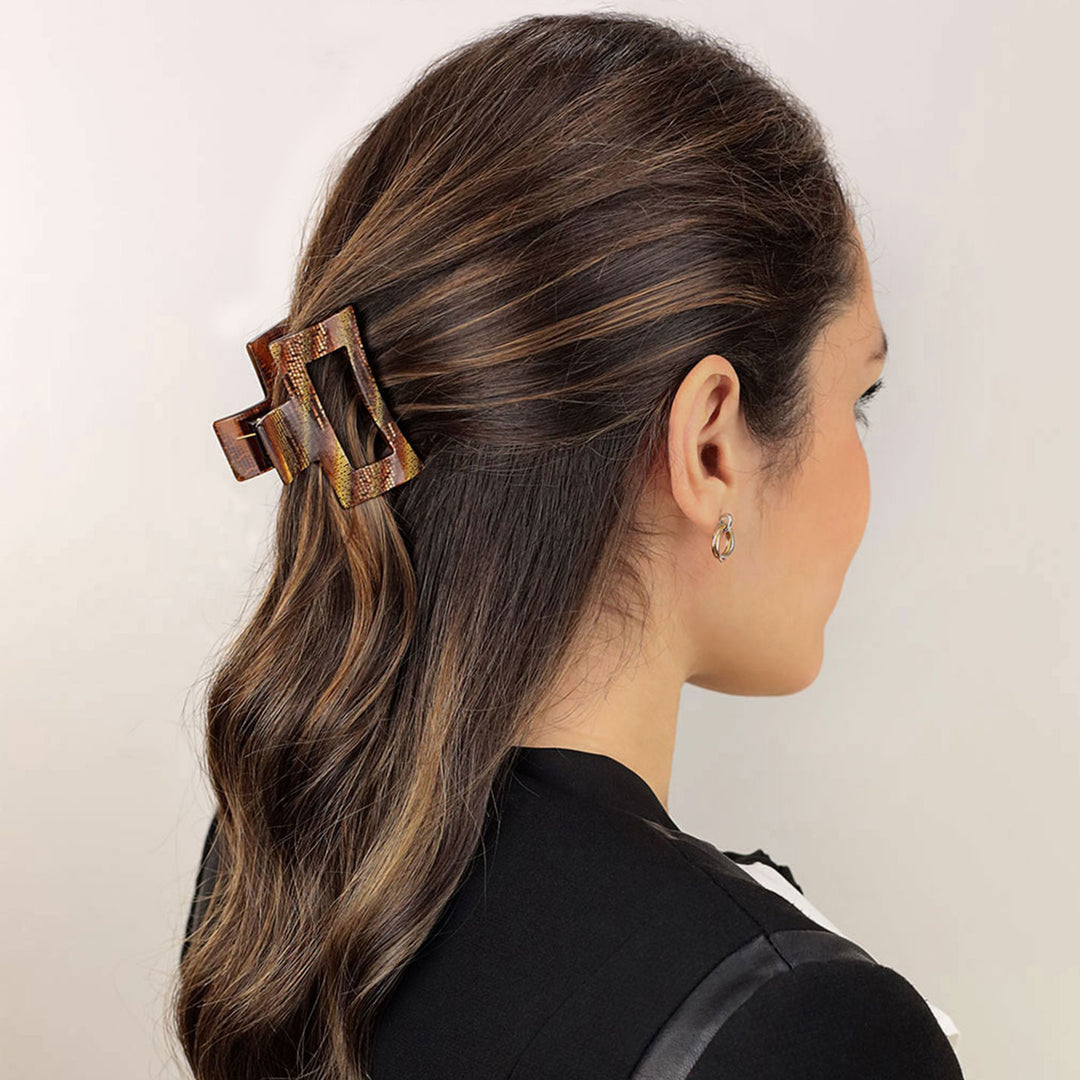 Halboffene Frisur mit mittelgroßer, rechteckiger Haarklammer mit Aussparung