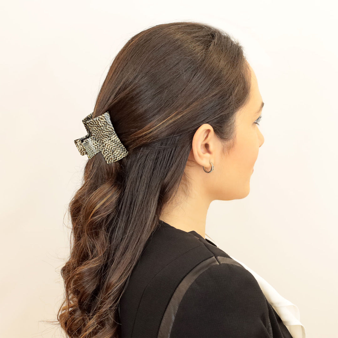 Halboffene Frisur mit mittelgroßer, rechteckiger Haarklammer Alicante